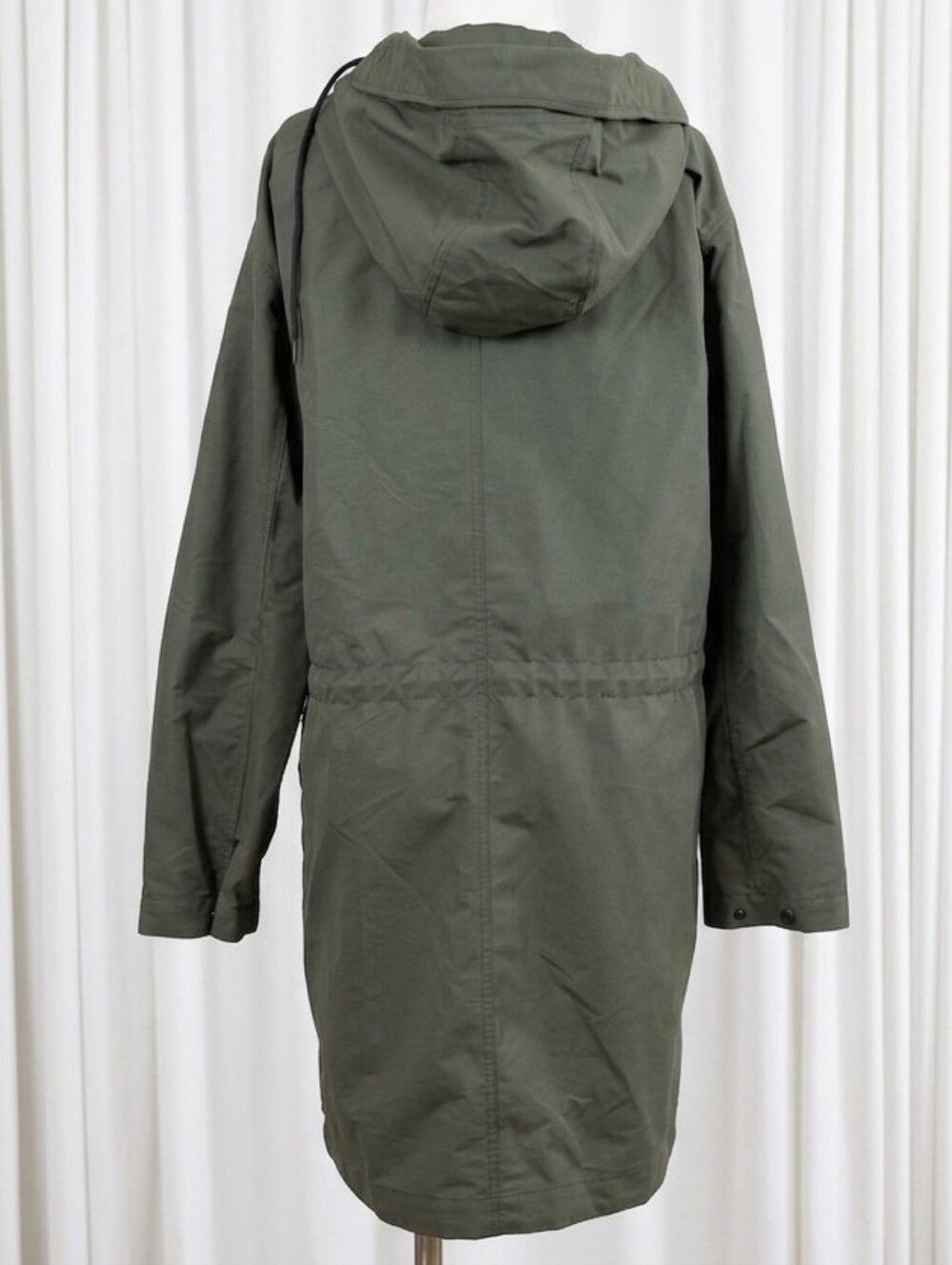 Everlane The City Anorak in a khaki green color with a structured hood - Picture 2 of 4